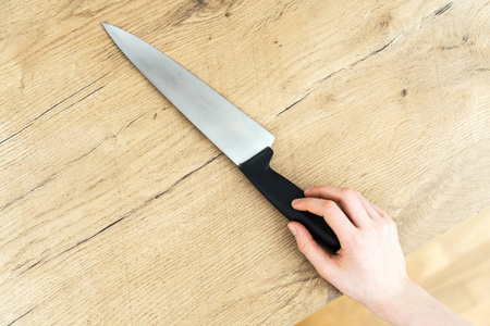 菜刀刀方向盘上有皮革棕色手提包的摩托车菜刀菜刀小红经典菜刀看.