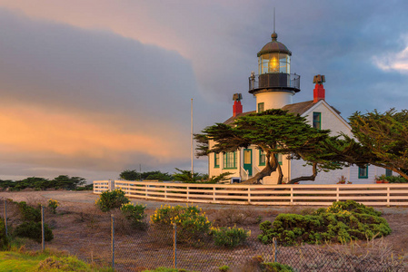 加州灯塔有戏剧性的天空。 点皮诺斯灯塔在日落在太平洋格罗夫蒙特利加州。