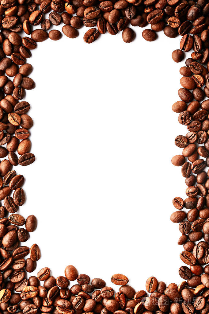 烤棕色咖啡豆散落在白色的桌子上,有很大的文本复制空间. 平躺构图.