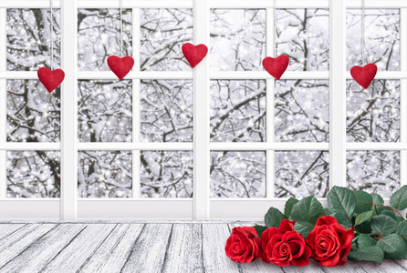 家庭内部装饰与窗户，以纪念情人节与心和红色玫瑰花束花