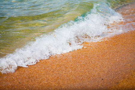 海浪在沙滩上。 清洁的海洋