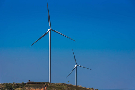 蓝天上的云背景风力发电机组发电清洁能源全球生态清洁能源理念拯救世界