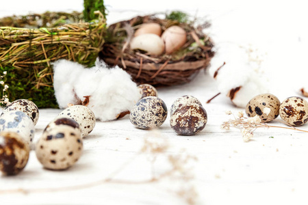 复活节装饰与鸡蛋和篮子白色木制背景。 复活节猎蛋的概念。 平躺顶部视图复制空间。 春季贺卡