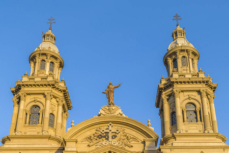 智利圣地亚哥阿玛斯广场著名大都会教堂的外观细节照片