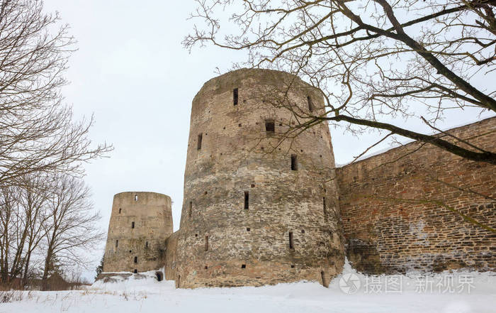 公元十四世纪古老的防御堡垒和雄伟的塔楼在寒冷的俄罗斯冬季