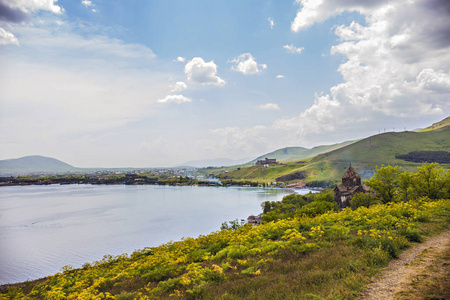 美丽的塞文湖景观，绿松石水和青山塞文亚美尼亚