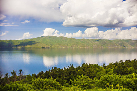 美丽的塞文湖景观，绿松石水和青山塞文亚美尼亚