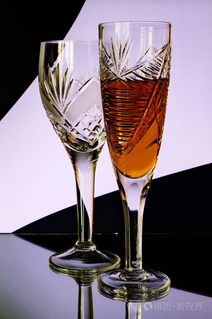两个漂亮的酒杯在一个美丽的背景上.