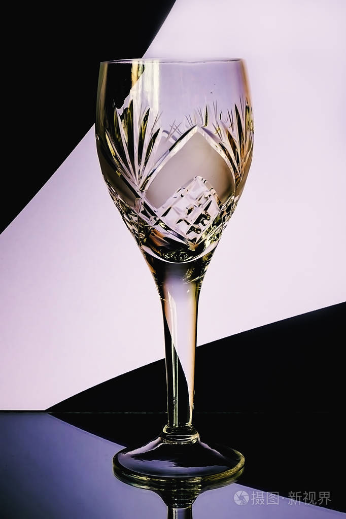 两个漂亮的酒杯在一个美丽的背景上