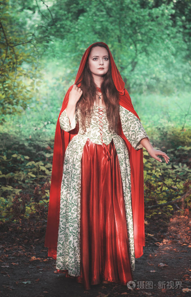 穿中世纪服装和红色斗篷的漂亮女人