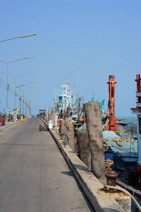 在渔港bangsaray分区卫星船区chonburi省关闭小渔船的照片。在晴朗的一天，渔船可以看到天空和大海