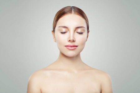 年轻的完美女人,有健康的皮肤. 面部治疗护肤和美容的概念.照片