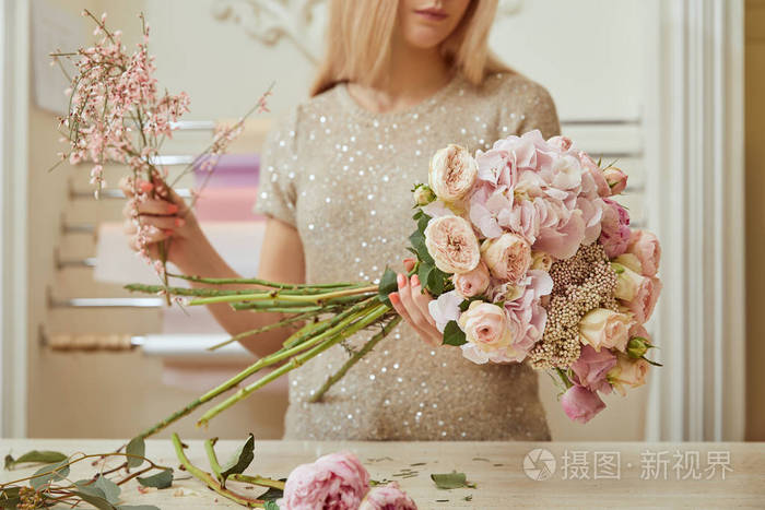 花艺师在工作场所制作玫瑰花束和牡丹花束的选择性聚焦