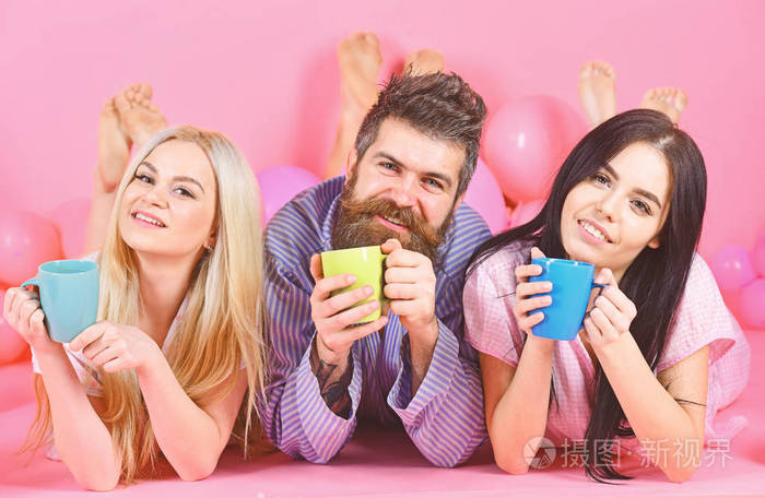 三人早上用咖啡放松.恋人在床上喝咖啡.恋人在