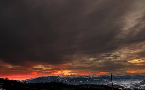 意大利山麓山的红火冬季日落