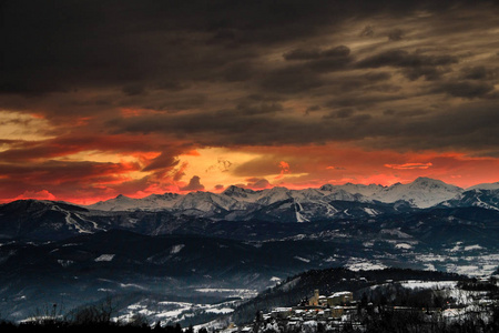 意大利山麓山的红火冬季日落