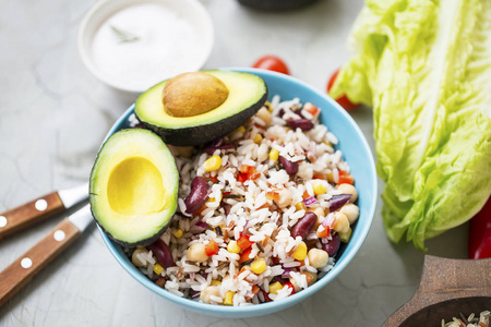 健康的米饭沙拉，蔬菜和鳄梨，新鲜有机素食沙拉，新鲜配料，健康素食