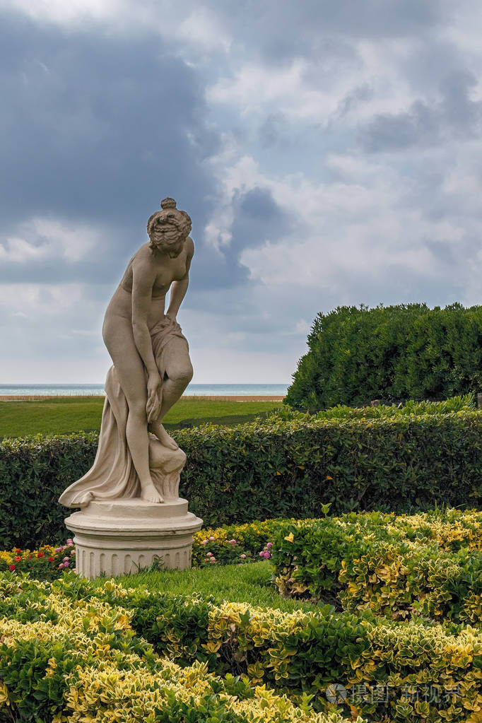 法国比亚里茨度假胜地海滨公园一位年轻女子的石雕