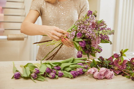 花艺师在花店制作郁金香花束牡丹花和丁香花