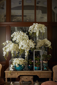 房间内部有白色的花，放在桌子上的玻璃花瓶里