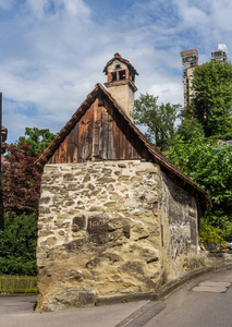 一座小石屋建于1689年，位于瑞士卢塞恩的老街上