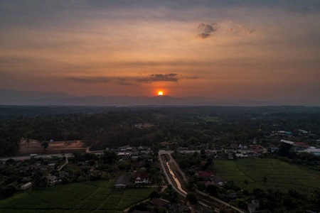日落景色从Drone，泰国农村山谷的田野。