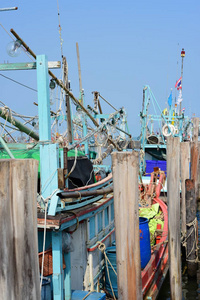 Chonburi省Sattahip区BangSaray街道渔港小渔船特写照片。光天化日的渔船观景天空和大海