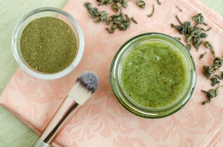 自制海盐，橄榄油和绿茶的天然面膜擦洗..化妆品配方。俯视图，复制空间