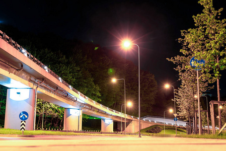 沥青道路和高架桥夜间照明灯