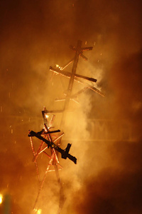西班牙巴伦西亚2019年2月13日瓦伦西亚传统民间节日火灾中燃烧的法拉遗骸。