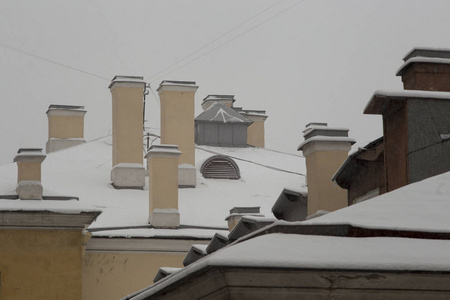 俄罗斯圣彼得堡白雪屋顶的正面景色