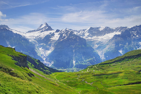 鲁德尔瓦尔德和荣格弗劳的高山峰。 伯尼斯高地的景观背景。 阿尔卑斯山旅游旅行和徒步旅行的概念。