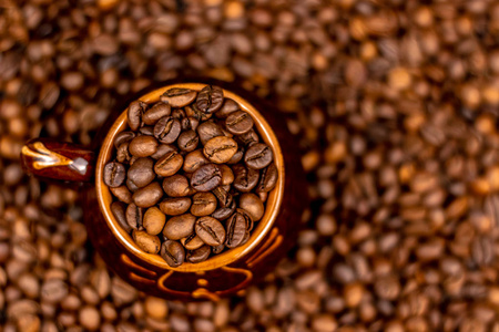 一杯咖啡豆, 在旧的锈迹斑斑的背景上。软对焦, 复制空间
