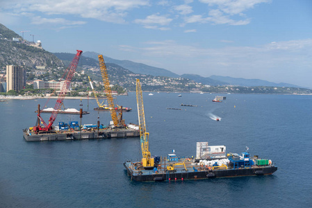 一艘建筑起重机驳船开始在摩纳哥海岸进行土地开垦工作