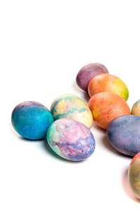 属性复活节假期。 3.几个鸡蛋原来是用不同的颜色涂在白色的背上