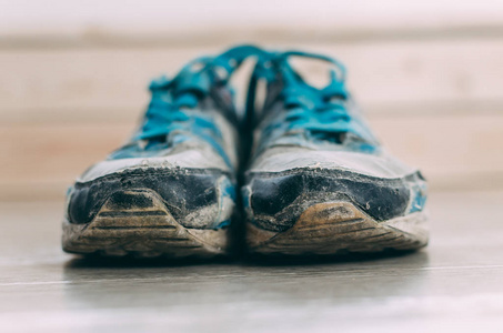 白色和浅色背景的旧破运动鞋照片