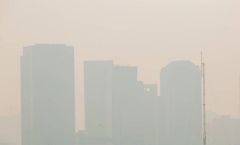 泰国曼谷2018年12月21日曼谷邓登烟雾下的办公楼。 烟雾是一种空气污染。 曼谷城市的空气污染。