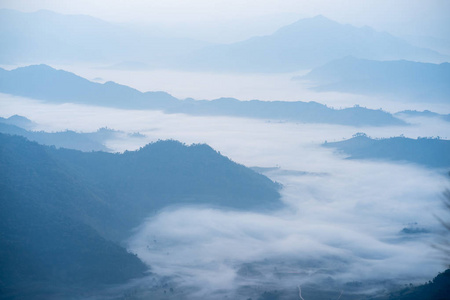 雾和云覆盖了天空上方拍摄的山。 泰国。