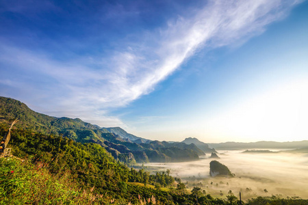 美丽的风景大云在开阔的天空和森林山下面。 泰国法尧省冬季。