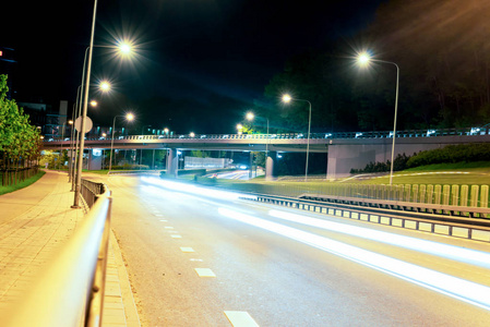 沥青道路和高架桥夜间照明灯