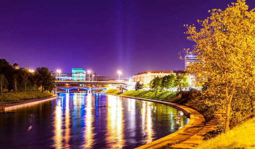 美丽的夜景城市海滩上有房子的河流