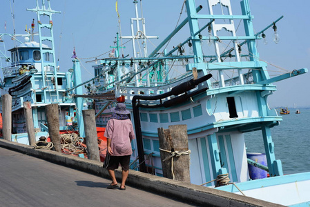 在渔港bangsaray分区卫星船区chonburi省关闭小渔船的照片。在晴朗的一天，渔船可以看到天空和大海