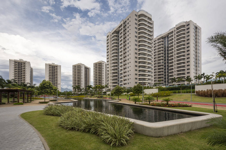 巴西里约热内卢巴拉达蒂朱卡有黑水泻湖的普通住宅区的美丽景观