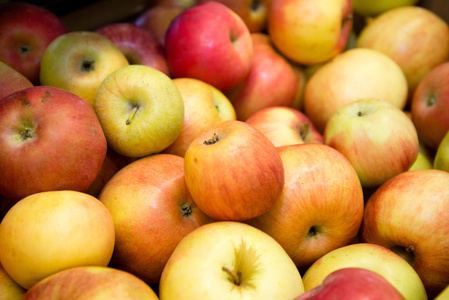 新鲜水果, 超市柜台上有许多成熟的红苹果