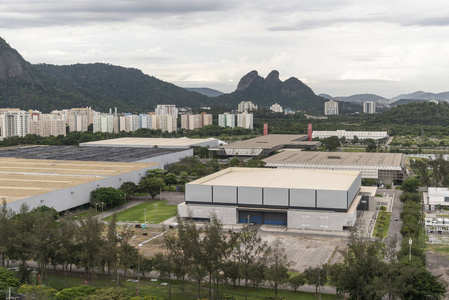 景观的大型仓库和会议中心建筑与城市山背巴拉达蒂朱卡里约热内卢巴西