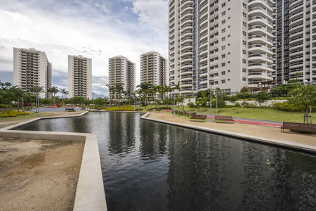 巴西里约热内卢巴拉达蒂朱卡有黑水泻湖的普通住宅区的美丽景观