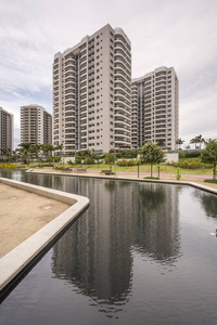 巴西里约热内卢巴拉达蒂朱卡有黑水泻湖的普通住宅区的美丽景观