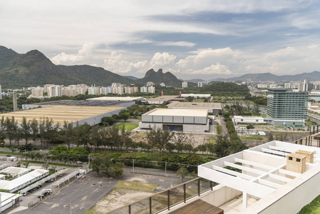 景观的大型仓库和会议中心建筑与城市山背巴拉达蒂朱卡里约热内卢巴西