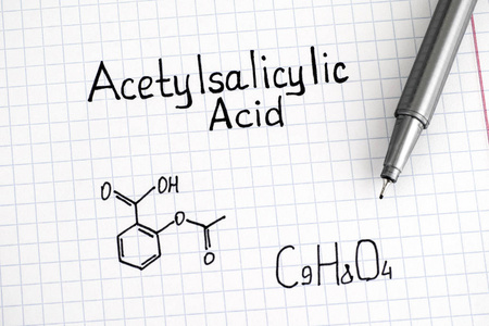 乙酰水杨酸的化学配方。 特写镜头。