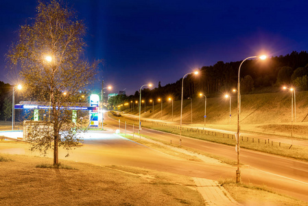 夜间在郊区的加油站和高速公路